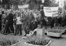 128913 Afbeelding van de stille tocht van scholieren uit solidariteit met Israël langs het beeld van Anne Frank op het ...